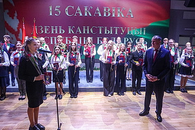 Шаг во взрослую жизнь: в Могилеве самым талантливым и творческим ребятам региона вручили первые паспорта