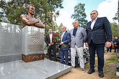 Памятник легендарному спортсмену Александру Медведю открыли на Восточном кладбище в Минске