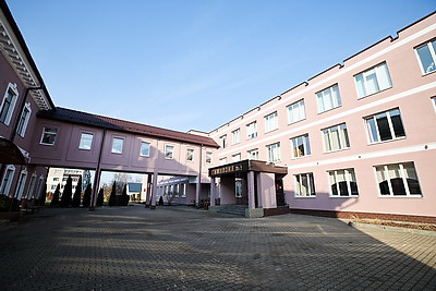 Паспорта лучшим учащимся из Минской области вручили в старейшей гимназии страны