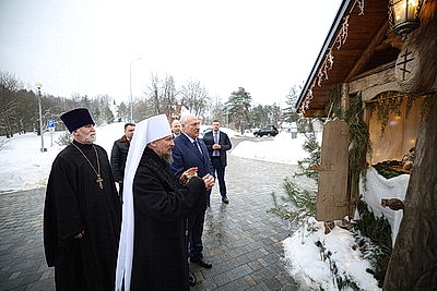 Лукашенко зажег рождественскую свечу в храме в Минском районе