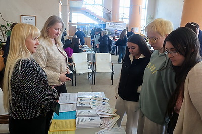 Спасатели, водители, продавцы. Какую работу предложили молодежи на ярмарке вакансий в Могилеве