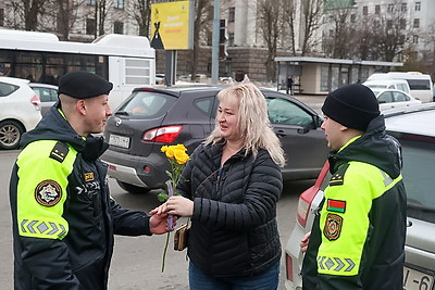 Вместо проверки документов - цветы. Сотрудники ГАИ поздравили могилевских женщин-водителей