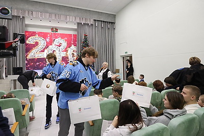 Елка, шарики, хлопушки и доброта сердец. Хоккеисты \"Динамо\" поздравили детей Ивенецкого дома-интерната с Новым годом