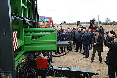 Лукашенко ознакомился с перспективами развития отечественного тракторостроения
