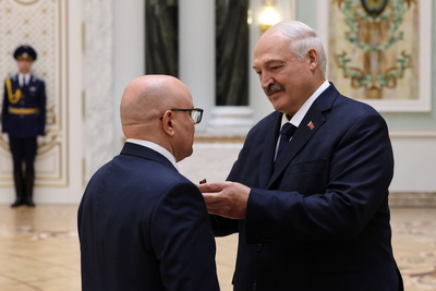 Лукашенко в преддверии Дня народного единства вручил госнаграды заслуженным представителям различных сфер