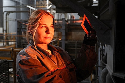 Как хрупкая женщина из Гродно держит под контролем стекловаренную печь