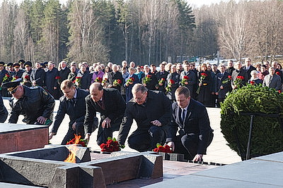 \"Пусть скорбь и печаль обернутся в мужество ваше и силу\". В Хатыни проходит всенародная вахта памяти