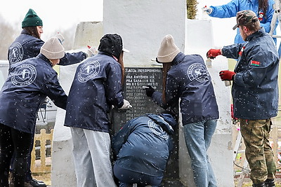 \"Почтить память предков и показать пример другим\". В Беларуси стартовал проект \"Цветы Великой Победы\"