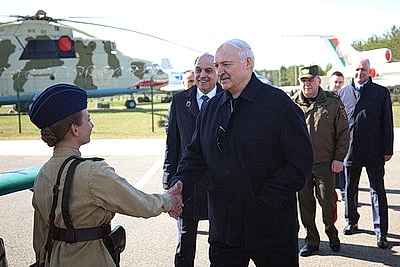 Лукашенко посетил Минский аэроклуб ДОСААФ