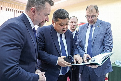 \"Нам есть чему учиться\". Председатель ЦИК Кыргызстана о работе с населением в Беларуси