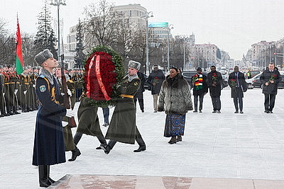 Парламентская делегация Зимбабве возложила венок и цветы к монументу Победы в Минске