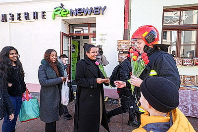 \"101 тюльпан для милых дам\". Гродненские спасатели поздравили женщин с 8 Марта