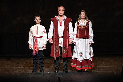 \"Ода белорусской женщине\". Со сцены Купаловского театра читают стихи на \"роднай мове\"