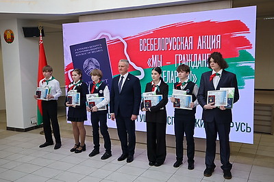 \"Важный день, который останется в памяти\". Столичным школьникам вручили паспорта в Минской ратуше
