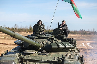 Женщин-военнослужащих Западного оперативного командования с наступающим 8 Марта поздравили на полигоне