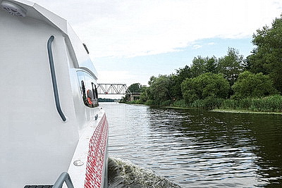 Первый белорусский электрический прогулочный катамаран тестируют на водах Мухавца в Бресте
