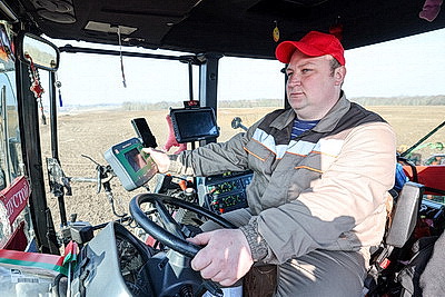 В поле - с добрым сердцем. В Витебском районе дали старт посевной кампании