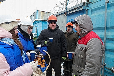 Мороз не страшен. На помощь строителям технопарка в Минске поспешил \"Васильковый патруль\" БСЖ