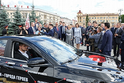 Автопробег \"Города-герои - города Героев\" по территории Беларуси стартовал от площади Победы в Минске