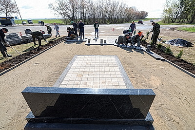 Республиканский субботник: премьер-министр принял участие в благоустройстве братской могилы в Минском районе