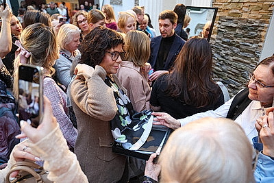 В НХМ состоялась перформанс-презентация коллекционных платков \"Все носят Царфина\"