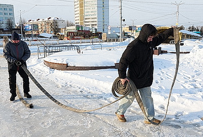 В Витебске на площади Победы заливают каток