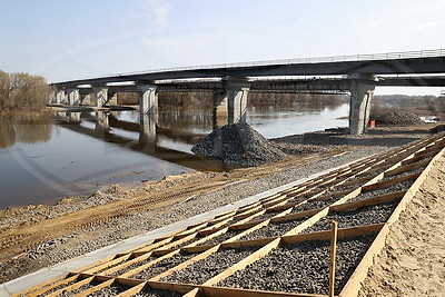 Строительство нового моста через Сож в Ветковском районе вступило в завершающую стадию