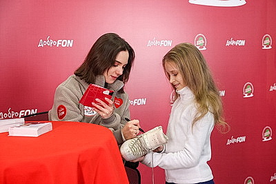 Двукратный серебряный призер Олимпийских игр Евгения Медведева провела мастер-класс для юных спортсменов