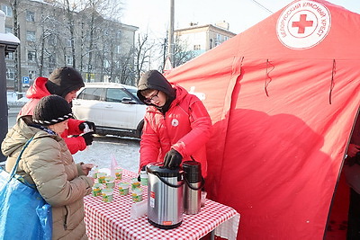 Теплая забота в мороз: волонтеры Красного Креста помогли более 3 тыс. человек в Могилевской области