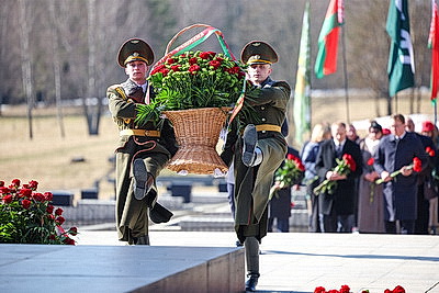 \"Пусть скорбь и печаль обернутся в мужество ваше и силу\". В Хатыни проходит всенародная вахта памяти