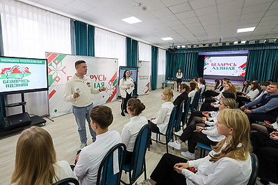 \"Единство начинается с каждого из нас\". Молодежь обсудила ценности праздника на акции \"Беларусь адзіная\"