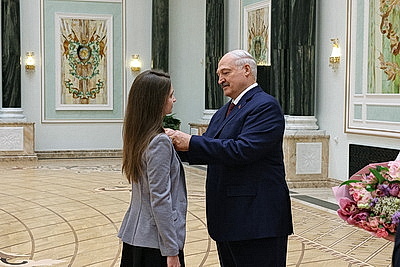 Едины в стремлении сделать страну лучше. Лукашенко в преддверии 8 Марта вручил женщинам госнаграды