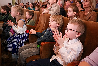 Принятие, социализация, дружба. В Минске инклюзивный театр представил спектакль в поддержку детей с РАС