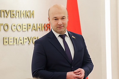 \"Такое происходит не каждый день\". Белорусским школьникам вручили паспорта в Совете Республики