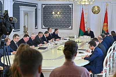 Лукашенко собрал совещание по реализации ключевых инвестпроектов за рубежом