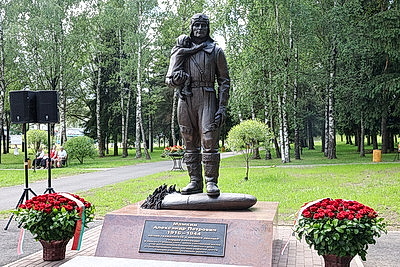 Памятник летчику Александру Мамкину открыли в столичном парке