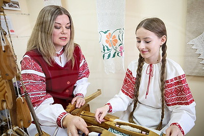 Материалов на 100 лет. Как в Минской области сохраняют традиции местного ткачества