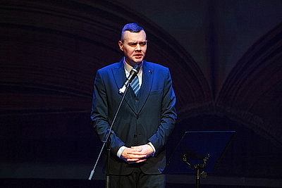 \"Ода белорусской женщине\". Со сцены Купаловского театра читают стихи на \"роднай мове\"