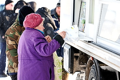 \"Давно таких зим не было\". Как в Бобруйском районе работают автолавки на селе