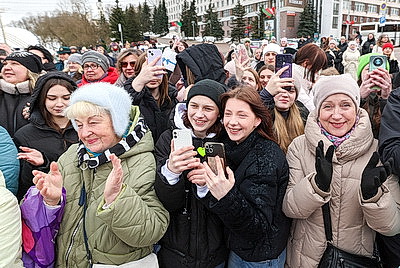 С танцами, цветами и с 30-метровой высоты. Спасатели в Витебске поздравили женщин с 8 Марта