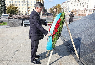 Премьер-министр Казахстана возложил венок к монументу Победы в Минске