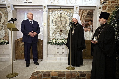 Лукашенко зажег рождественскую свечу в храме в Минском районе