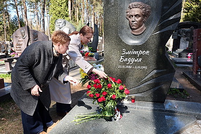 Память Змитрока Бядули почтили на Восточном кладбище в Минске