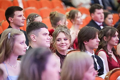 Торжественное вручение аттестатов выпускникам школ проходит в Беларуси