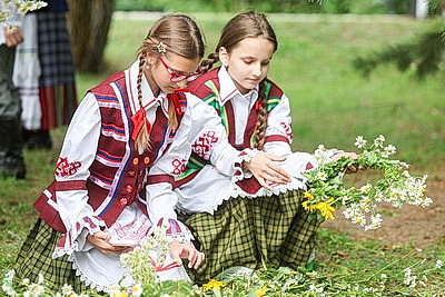 Цветочные венки, народные песни и танцы. Один из самых летних праздников - Купалье прошел на Августовском канале
