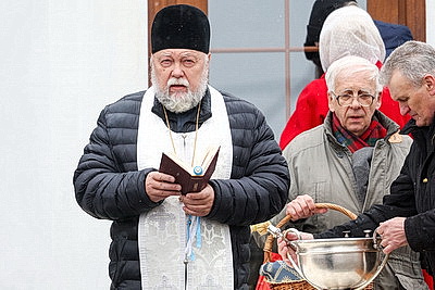 Православные верующие освящают пасхальную трапезу в храмах Беларуси