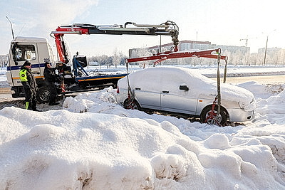 В Витебске эвакуаторы ГАИ убирают автомобили, припаркованные вдоль дороги и мешающие уборке снега