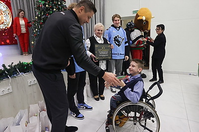 Елка, шарики, хлопушки и доброта сердец. Хоккеисты \"Динамо\" поздравили детей Ивенецкого дома-интерната с Новым годом
