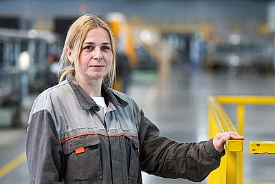 Как хрупкая женщина из Гродно держит под контролем стекловаренную печь