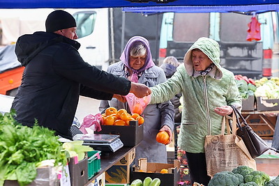 Волонтеры БРСМ помогают пенсионерам с доставкой продукции с сельхозярмарок